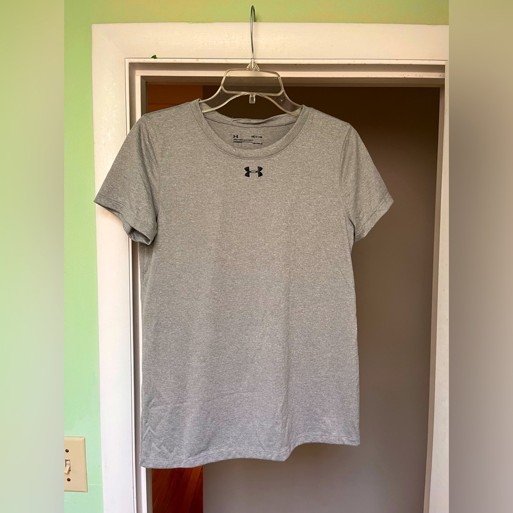 Under Armour “Heatgear” T-Shirt- NWT, never worn. Size Medium